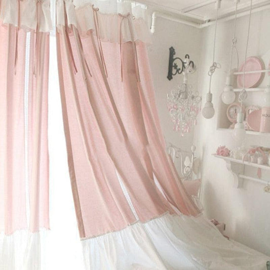 Chambre de style romantique avec des rideaux rose pâle, ajoutant une touche d'élégance et de douceur à la décoration intérieure. Ce design crée une ambiance relaxante et chaleureuse, parfait pour une chambre à coucher apaisante. Les suspensions décoratives et les accessoires assortis complètent harmonieusement le look doux et féminin de la pièce.