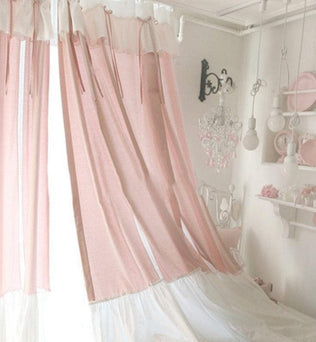 Chambre de style romantique avec des rideaux rose pâle, ajoutant une touche d'élégance et de douceur à la décoration intérieure. Ce design crée une ambiance relaxante et chaleureuse, parfait pour une chambre à coucher apaisante. Les suspensions décoratives et les accessoires assortis complètent harmonieusement le look doux et féminin de la pièce.