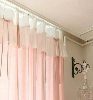 Rideaux élégants rose pâle pour chambre moderne, ajout idéal pour une décoration intérieure raffinée et lumineuse. Améliorez l'ambiance de votre espace avec ces rideaux au design chic imprimé et finition soignée. Parfaits pour filtrer la lumière et préserver l'intimité, tout en apportant une touche délicate à votre décoration.