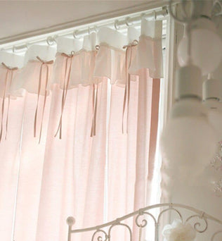 Rideaux élégants et raffinés, parfaits pour ajouter une touche de sophistication à votre intérieur. Décorez votre chambre ou salon avec ces rideaux à couleur douce, ornés de jolis rubans qui apportent une ambiance romantique et chaleureuse. Accessoire idéal pour un intérieur cosy et accueillant.