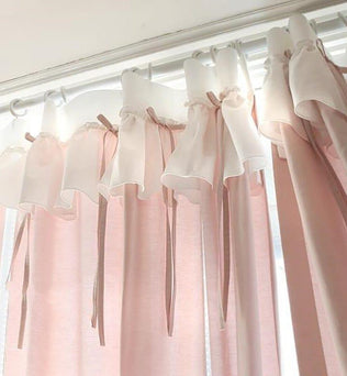 Rideaux élégants avec volants et rubans décoratifs, donnant une touche romantique et douce à tout intérieur. Idéaux pour embellir votre salon ou votre chambre, ces rideaux ajoutent une ambiance chaleureuse et accueillante grâce à leur design sophistiqué. Parfaits pour filtrer la lumière naturelle tout en apportant une touche de style à votre décoration intérieure.