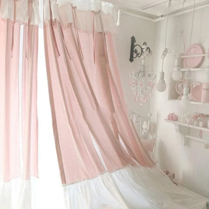 Chambre de style romantique avec des rideaux rose pâle, ajoutant une touche d'élégance et de douceur à la décoration intérieure. Ce design crée une ambiance relaxante et chaleureuse, parfait pour une chambre à coucher apaisante. Les suspensions décoratives et les accessoires assortis complètent harmonieusement le look doux et féminin de la pièce.