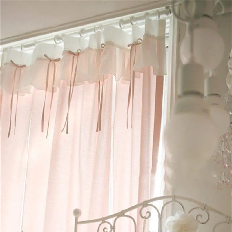 Rideaux élégants et raffinés, parfaits pour ajouter une touche de sophistication à votre intérieur. Décorez votre chambre ou salon avec ces rideaux à couleur douce, ornés de jolis rubans qui apportent une ambiance romantique et chaleureuse. Accessoire idéal pour un intérieur cosy et accueillant.