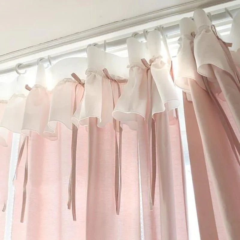 Rideaux élégants avec volants et rubans décoratifs, donnant une touche romantique et douce à tout intérieur. Idéaux pour embellir votre salon ou votre chambre, ces rideaux ajoutent une ambiance chaleureuse et accueillante grâce à leur design sophistiqué. Parfaits pour filtrer la lumière naturelle tout en apportant une touche de style à votre décoration intérieure.