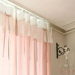 Rideaux élégants rose pâle pour chambre moderne, ajout idéal pour une décoration intérieure raffinée et lumineuse. Améliorez l'ambiance de votre espace avec ces rideaux au design chic imprimé et finition soignée. Parfaits pour filtrer la lumière et préserver l'intimité, tout en apportant une touche délicate à votre décoration.