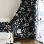 Rideau occultant floral élégant avec motifs de fleurs en ton pastel, parfait pour ajouter une touche décorative à votre salon. Idéal pour bloquer la lumière et créer une ambiance chaleureuse et intime. Complétez votre décoration intérieure avec ce rideau aux motifs vintage, offrant un charme raffiné et intemporel.