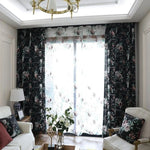 Rideaux élégants à motifs floraux pour salon, ajoutant une touche sophistiquée et romantique à la décoration intérieure. L'installation près d'une grande fenêtre illumine la pièce, créant une ambiance chaleureuse et accueillante. Parfait pour ceux souhaitant fusionner style classique et modernité dans leur espace de vie.