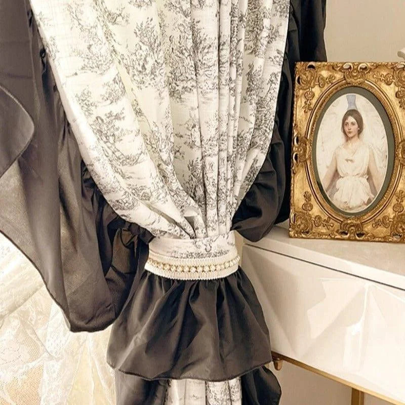 Rideaux élégants avec motif toile de Jouy, ornés de volants noirs, parfaits pour une décoration intérieure chic et classique. Accessoire idéal pour ajouter une touche de charme intemporel à tout espace de vie.
