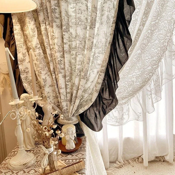 Décoration élégante pour salon avec rideaux classiques et motifs raffinés. Aménagement intérieur chic avec détails vintage et ambiance romantique. Accessoires décoratifs tels que chandeliers et statuettes artistiques pour un style intemporel.