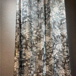 Rideau élégant avec motif floral en nuances de gris, idéal pour ajouter une touche de sophistication à votre intérieur. Ce design raffiné s'harmonise parfaitement avec divers styles de décoration, offrant à votre espace une ambiance à la fois moderne et classique. Transformez votre pièce avec ce rideau décoratif qui allie esthétisme et fonctionnalité.