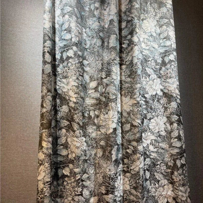 Rideau élégant avec motif floral en nuances de gris, idéal pour ajouter une touche de sophistication à votre intérieur. Ce design raffiné s'harmonise parfaitement avec divers styles de décoration, offrant à votre espace une ambiance à la fois moderne et classique. Transformez votre pièce avec ce rideau décoratif qui allie esthétisme et fonctionnalité.
