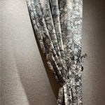 Rideau élégant avec motif floral, parfait pour sublimer tout intérieur. Offrez à votre salon ou chambre une touche raffinée et intemporelle avec ce design subtil et chic. Idéal pour apporter une atmosphère chaleureuse et accueillante.