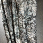 Rideau élégant aux motifs floraux gris et blancs, idéal pour ajouter une touche sophistiquée à votre intérieur. Ce design raffiné s'intègre parfaitement dans une décoration moderne ou classique, offrant une ambiance chaleureuse et apaisante. Parfait pour optimiser l'intimité tout en embellissant votre espace de vie.