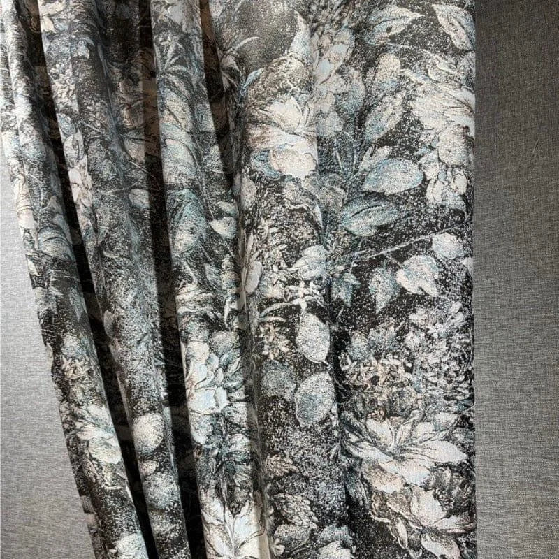Rideau élégant aux motifs floraux gris et blancs, idéal pour ajouter une touche sophistiquée à votre intérieur. Ce design raffiné s'intègre parfaitement dans une décoration moderne ou classique, offrant une ambiance chaleureuse et apaisante. Parfait pour optimiser l'intimité tout en embellissant votre espace de vie.
