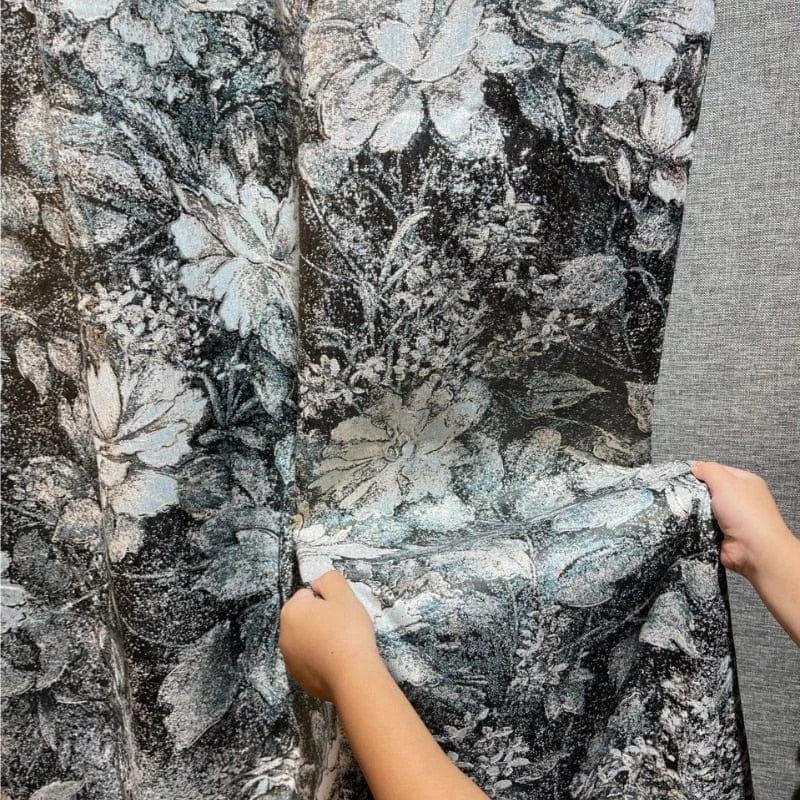 Rideau élégant avec motif floral en nuances de gris et bleu, idéal pour ajouter une touche sophistiquée à votre intérieur. Parfait pour le salon ou la chambre, ce design riche en détails crée une merveilleuse ambiance chic et moderne.