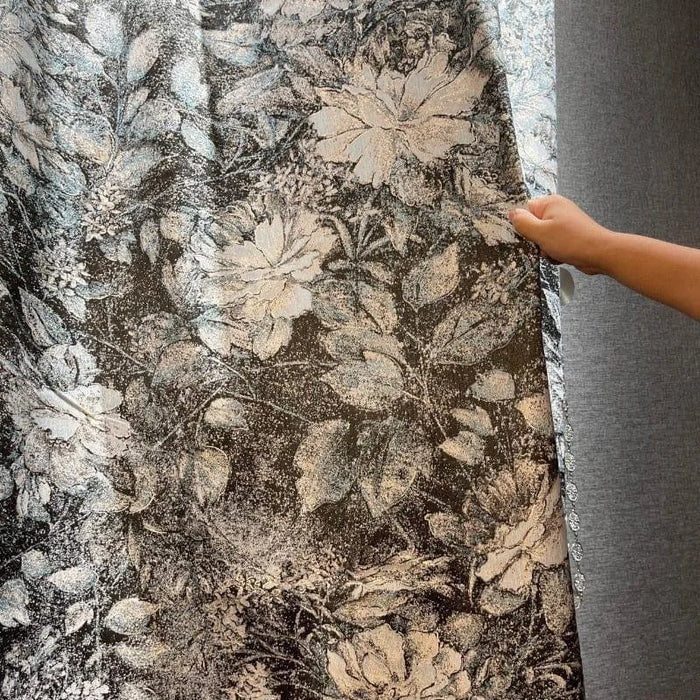 Rideau élégant avec motif floral baroque, présentant un mélange harmonieux de formes végétales opulentes, idéal pour apporter une touche de sophistication à votre intérieur. Parfait pour les salons ou chambres à coucher sophistiqués.