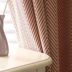 Rideau à motif chevron rouge et blanc, idéal pour une décoration d'intérieur moderne. Tissu épais offrant une excellente opacité et isolation thermique. Parfait pour le salon ou la chambre. Accessoire d'ameublement chic et élégant, ajoutant une touche contemporaine à votre espace.