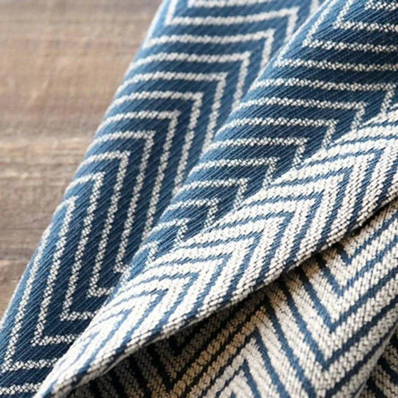 Rideau en tissu motif chevron bleu et blanc pour décoration intérieure moderne. Ce rideau texturé, en coton de haute qualité, offre une ambiance élégante et contemporaine à votre salon ou chambre à coucher. Accessoire idéal pour une maison tendance, facile à assortir avec divers styles de décoration.