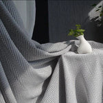 Rideau gris à motifs chevrons, idéal pour une décoration intérieure moderne et élégante. Ce tissu occultant et isolant offre une ambiance cosy tout en préservant votre intimité. Parfait pour le salon ou la chambre, il est mis en valeur par la douce lumière naturelle de la pièce. Accessoire déco raffiné, ce rideau complète à merveille votre espace de vie.