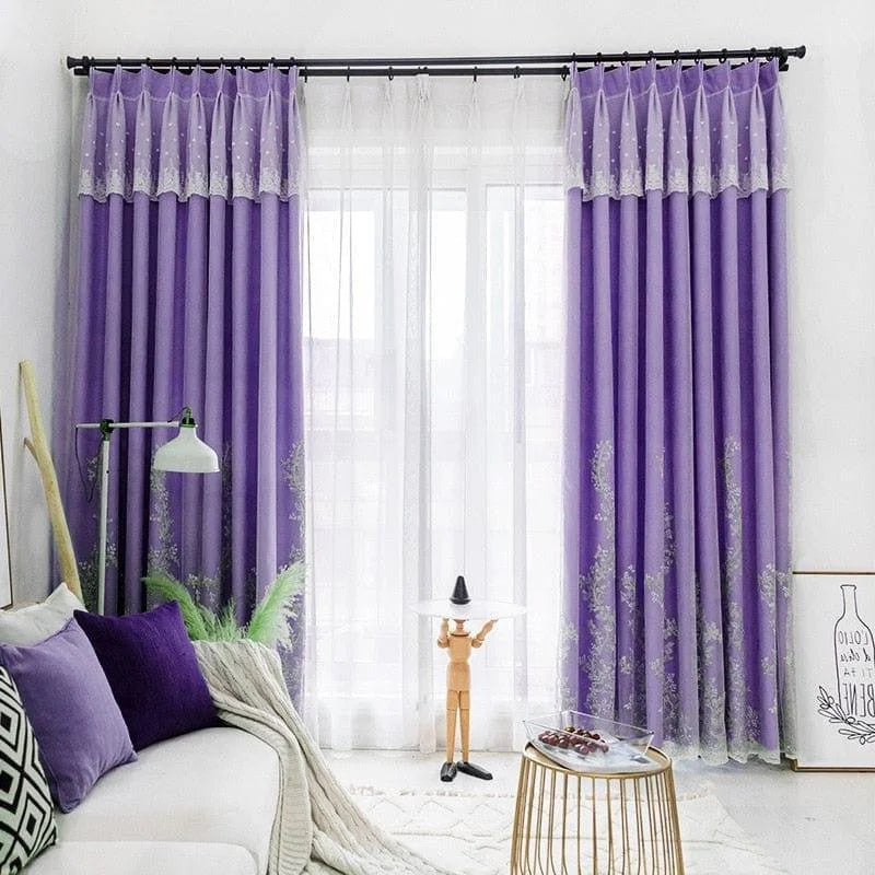 Rideaux violets élégants pour salon moderne, ajout parfait pour la décoration intérieure raffinée et contemporaine. Ces rideaux apportent une touche de couleur et d'élégance à votre pièce, offrant une ambiance chaleureuse et accueillante. Idéal pour compléter la décoration de votre maison avec style et sophistication.
