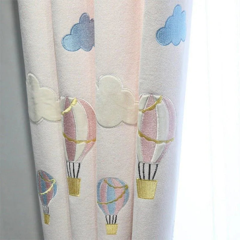 Rideau de chambre enfant avec motif montgolfières colorées et nuages bleus, idéal pour créer une ambiance rêveuse et lumineuse dans une chambre à coucher. Accessoire décoratif parfait pour personnaliser l'espace des enfants.