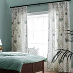 Rideau décoratif élégant avec motif floral pour chambre à coucher, ajoutant une ambiance naturelle et lumineuse dans la pièce. Cet accessoire de fenêtre transforme votre espace tout en contrôlant la lumière. Parfait pour une décoration intérieure moderne et apaisante.