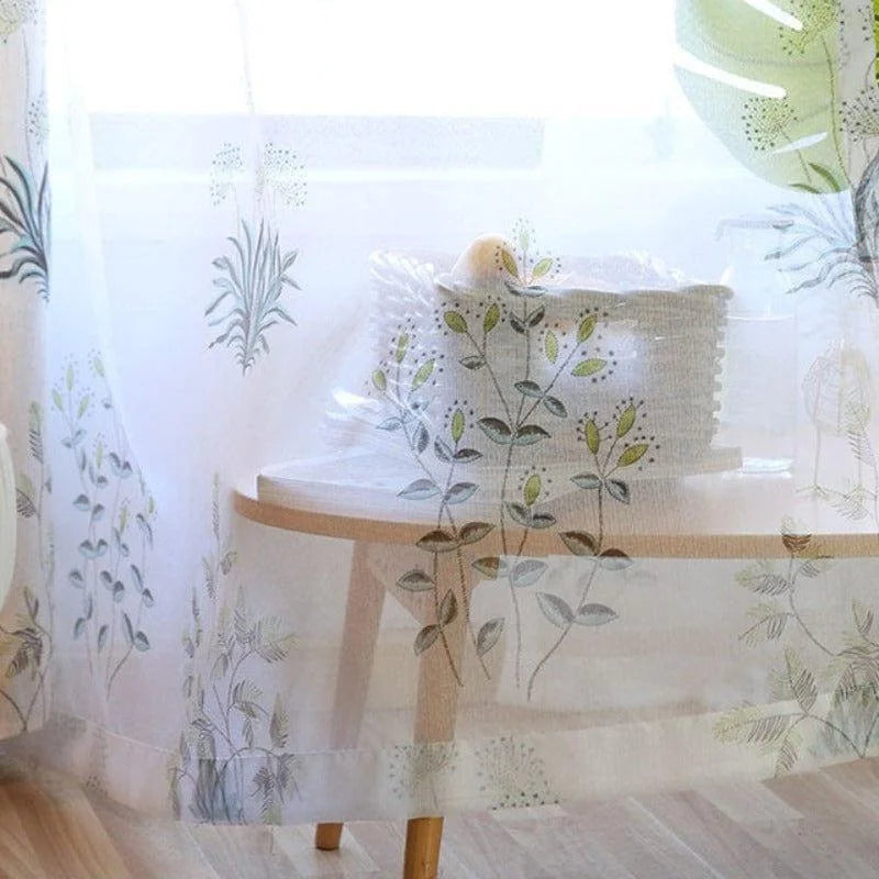 Rideau translucide avec motif végétal, idéal pour une décoration intérieure naturelle. Parfait pour ajouter une touche de fraîcheur et d'élégance à votre salon ou chambre. Design moderne avec imprimé floral, permettant de filtrer la lumière tout en préservant votre intimité. Accessoire déco tendance pour une ambiance douce et raffinée.
