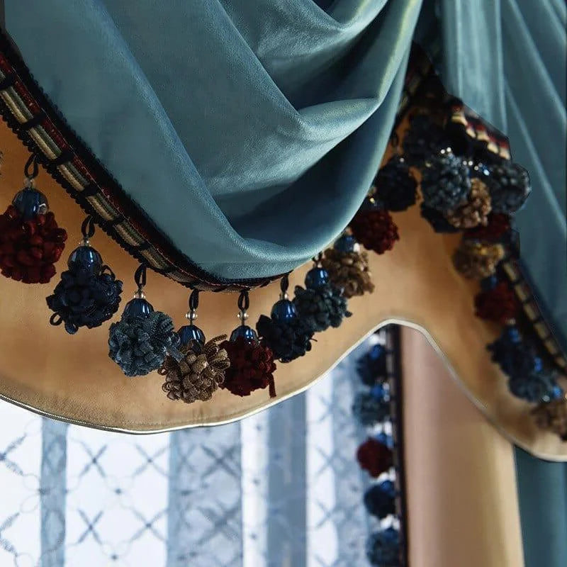 Rideaux élégants avec ornements de pompons colorés, parfaits pour ajouter une touche sophistiquée à votre intérieur. Idéaux pour les salons ou chambres, ces rideaux embellissent vos fenêtres avec style et modernité. Personnalisez votre décoration avec ces détails raffinés et accrocheurs.