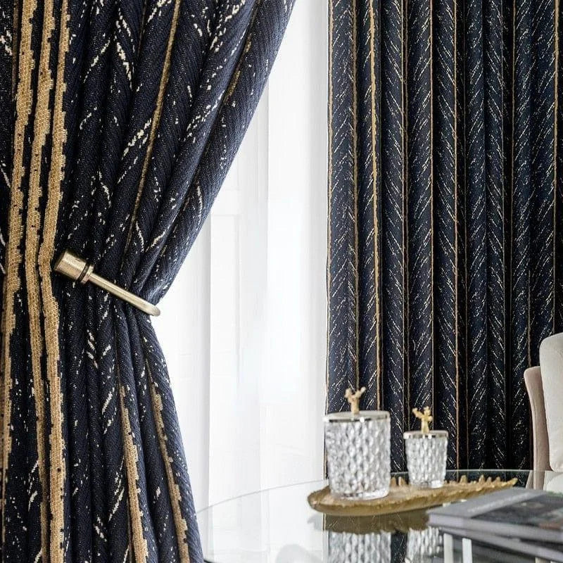 Rideaux élégants bleu marine avec motifs dorés, rehaussant la décoration intérieure d'un salon moderne et raffiné. Ces rideaux apportent une touche de luxe et de sophistication, tout en filtrant la lumière pour une ambiance chaleureuse et accueillante. Parfait pour un aménagement chic et élégant.