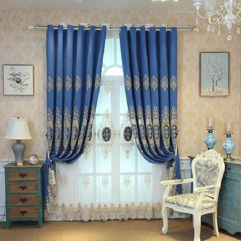 Rideaux élégants bleu royal avec motifs dorés, ajoutant une touche sophistiquée à votre salon. Idéaux pour créer une ambiance chic et royale, ces rideaux sont parfaits pour habiller vos fenêtres avec style. Décoration intérieure raffinée, harmonieusement assortie avec des meubles et accessoires décoratifs. Transformez votre espace de vie avec ce design luxueux et intemporel.