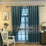 Rideaux élégants de couleur bleu avec motifs décoratifs dorés, parfaits pour ajouter une touche sophistiquée à votre salon. Idéaux pour un style classique, ces rideaux apportent une ambiance raffinée et chaleureuse à votre intérieur. Faciles à assortir avec différents meubles et éléments de décoration, ils constituent un choix judicieux pour ceux cherchant à rehausser l'apparence de leur pièce.