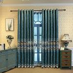 Rideaux élégants bleu et beige avec motifs floraux décoratifs pour salon, parfaits pour ajouter une touche de sophistication à votre intérieur. Idéal pour harmoniser la décoration de la pièce avec des meubles classiques et des accessoires raffinés.