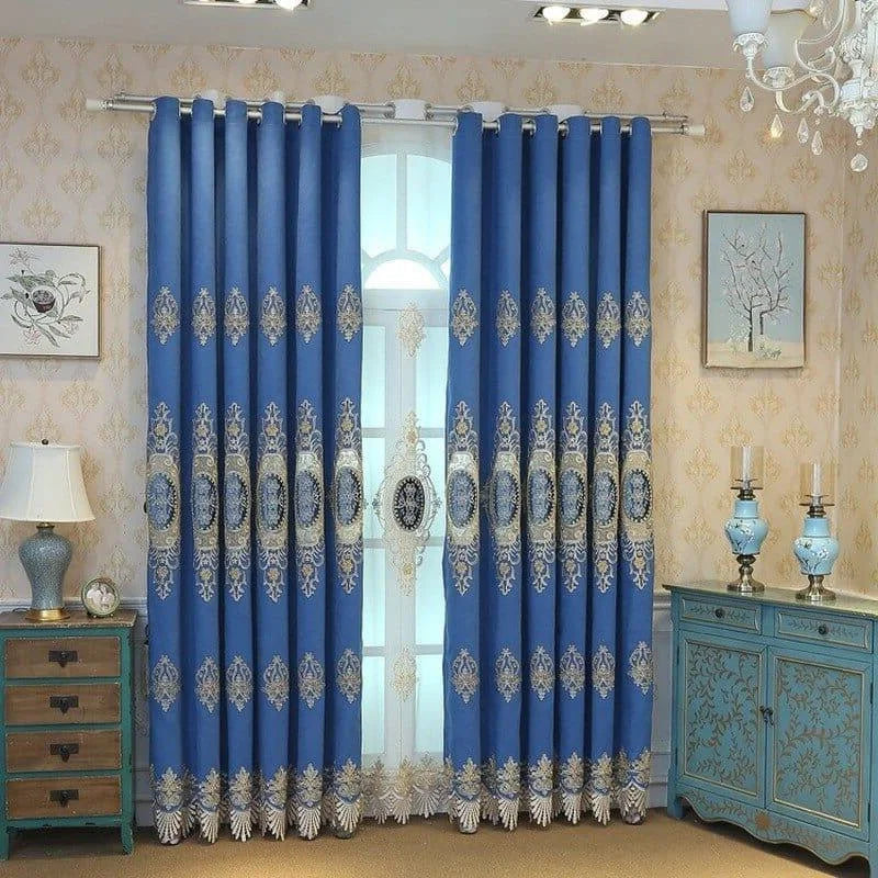 Rideaux élégants de couleur bleue avec motifs décoratifs, parfaits pour donner une touche de sophistication à votre intérieur. Idéal pour salon ou chambre, ce design raffiné et intemporel s’intègre harmonieusement dans divers styles de décoration. Accessoire maison essentiel pour contrôler la luminosité et ajouter du charme à votre espace de vie.