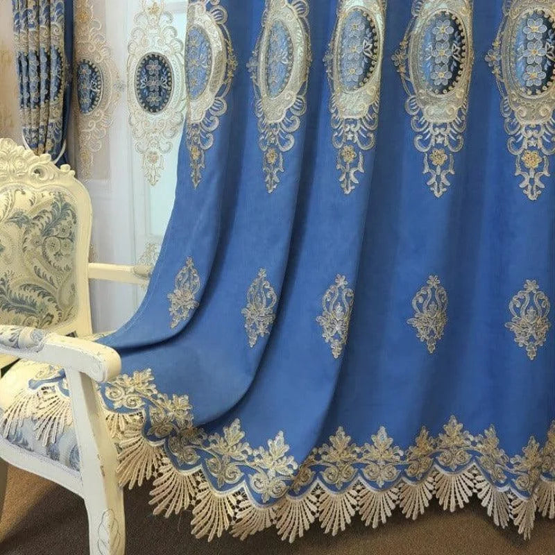 Rideaux élégants en bleu royal avec motifs baroques dorés. Ces rideaux luxueux ajoutent une touche de sophistication et d'élégance à n'importe quelle pièce. Parfaits pour le salon ou la chambre, ils garantissent un style raffiné et classique. Découvrez l'harmonie entre tradition et modernité pour sublimer votre intérieur.