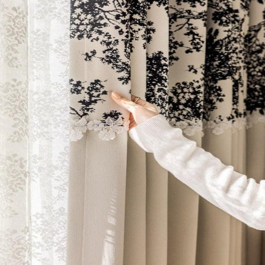 Rideau contemporain avec motif floral noir et détails en dentelle, idéal pour embellir un intérieur moderne. Ce rideau offre une combinaison élégante de design et de fonctionnalité, permettant d'ajouter une touche artistique et sophistiquée à votre espace de vie. Parfait pour les salons, chambres ou espaces de détente.