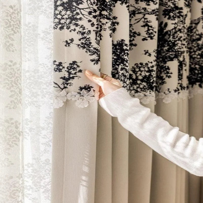 Rideau contemporain avec motif floral noir et détails en dentelle, idéal pour embellir un intérieur moderne. Ce rideau offre une combinaison élégante de design et de fonctionnalité, permettant d'ajouter une touche artistique et sophistiquée à votre espace de vie. Parfait pour les salons, chambres ou espaces de détente.