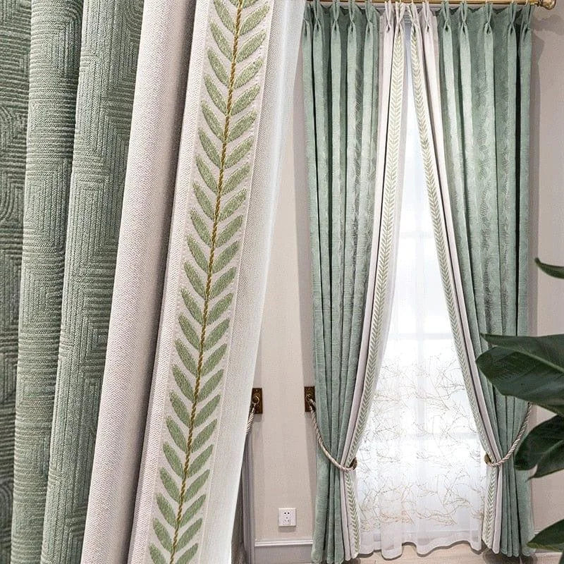 Paire de rideaux élégants vert clair pour une décoration intérieure raffinée, avec des motifs brodés et un style moderne adapté à tout type de salon ou chambre à coucher. Embellissez votre espace avec ces rideaux chic et sophistiqués, parfaits pour filtrer la lumière tout en ajoutant une touche d'élégance à votre maison.