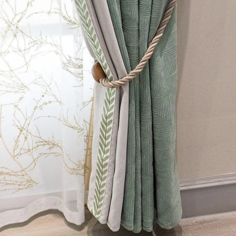 Rideau élégant avec motif végétal et bordure décorative, idéal pour ajouter une touche de sophistication à votre intérieur. Ce rideau de couleur douce est attaché avec une embrasse torsadée, offrant une esthétique raffinée et naturelle pour toute pièce de la maison. Parfait pour harmoniser votre espace de vie en alliant style et fonctionnalité.