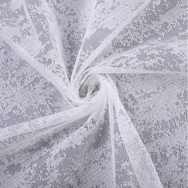 Image d'un tissu délicat aux motifs élégants et complexes, idéal pour la confection de vêtements raffinés ou de décorations intérieures uniques. Ce matériau sophistique est parfait pour les créations de mode, offrant une touche de charme et de style intemporel à toute réalisation.