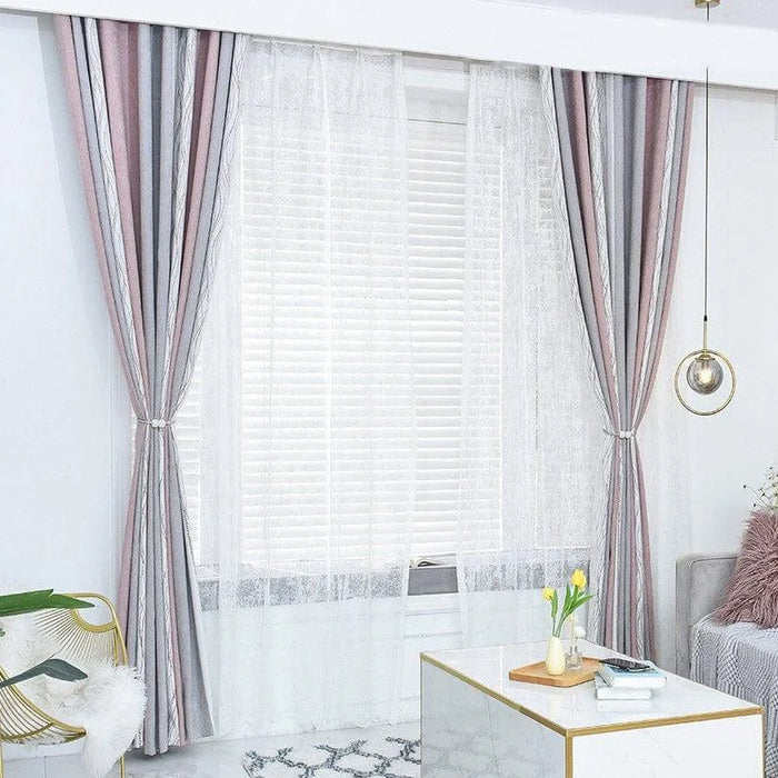 Rideaux élégants avec motifs modernes, installés dans un salon lumineux. Idéal pour ajouter une touche de sophistication et de couleur à votre intérieur. Décoration contemporaine avec une chaise design et une table basse chic. Idéal pour un aménagement harmonieux et tendance de votre espace de vie.