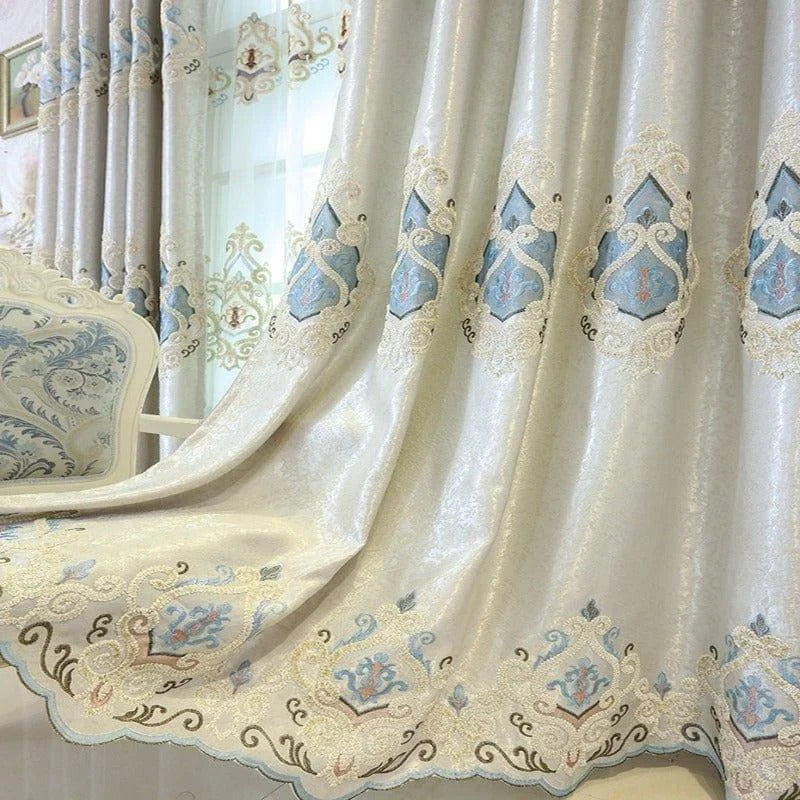 Rideaux élégants avec motifs brodés bleus et dorés pour une décoration intérieure chic et sophistiquée, parfaits pour apporter une touche de luxe à votre salon ou chambre.