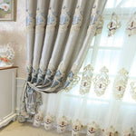 Rideaux élégants pour salon avec motifs décoratifs, offrant une ambiance luxueuse et classique. Idéal pour rehausser la décoration intérieure et ajouter une touche de sophistication à votre espace de vie. Design captivant et raffiné, parfait pour les amateurs de décoration d'intérieur haut de gamme.