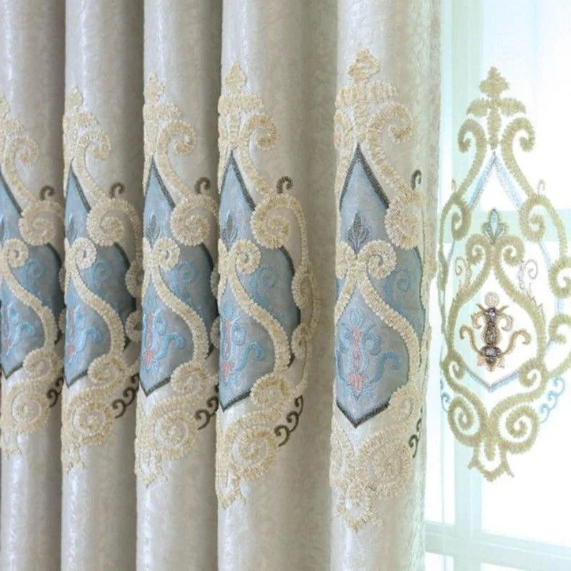 Rideaux élégants avec motifs brodés, design raffiné, parfaits pour ajouter une touche sophistiquée à votre intérieur. Leurs détails délicats et leurs motifs complexes apportent charme et élégance à toute pièce. Ces rideaux décoratifs sont idéaux pour sublimer un salon ou une chambre avec leur allure majestueuse.