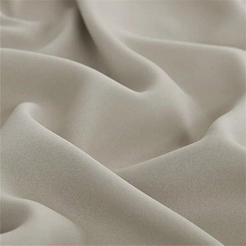 Rideau élégant beige ondulé pour décoration intérieure, ajoutant une touche de sophistication et de confort à votre espace, idéal pour salon ou chambre.