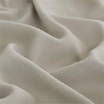 Rideau élégant beige ondulé pour décoration intérieure, ajoutant une touche de sophistication et de confort à votre espace, idéal pour salon ou chambre.