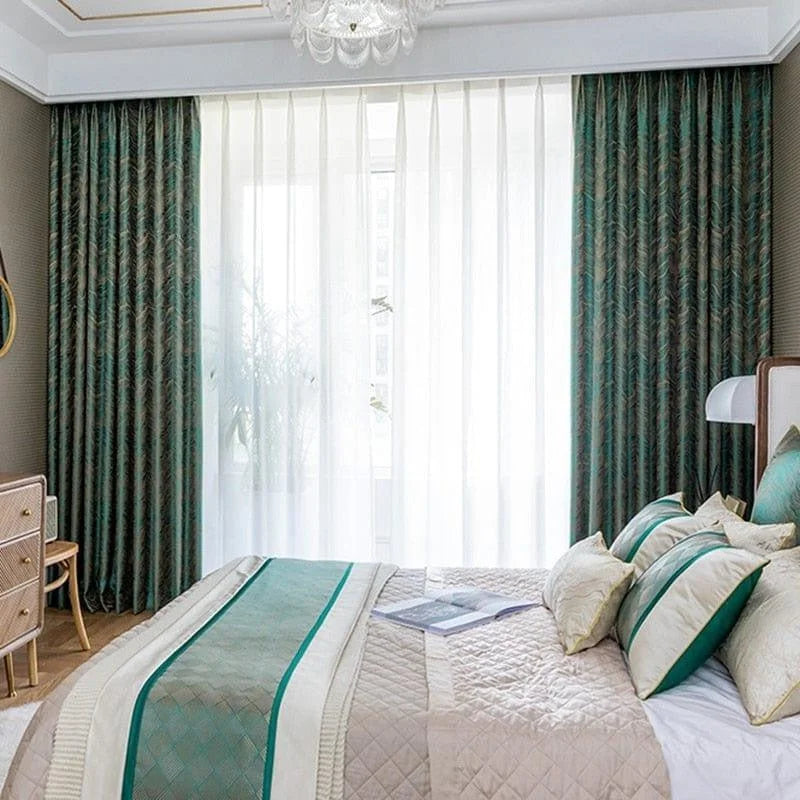 Chambre moderne et élégante avec rideaux épais verts et blancs apportant une touche de sophistication à l'espace. Le lit est recouvert de coussins assortis et d'un couvre-lit beige, créant une ambiance harmonieuse. Parfaite pour ajouter du style et du confort à votre intérieur. Idéale pour la décoration de chambre à coucher contemporaine.