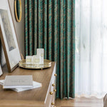 Rideaux élégants avec motif vert et or, apportant une touche de sophistication à votre intérieur. Idéal pour ajouter de l'élégance et du style à votre salon ou chambre. Conçu pour s'intégrer harmonieusement dans une décoration moderne ou classique.