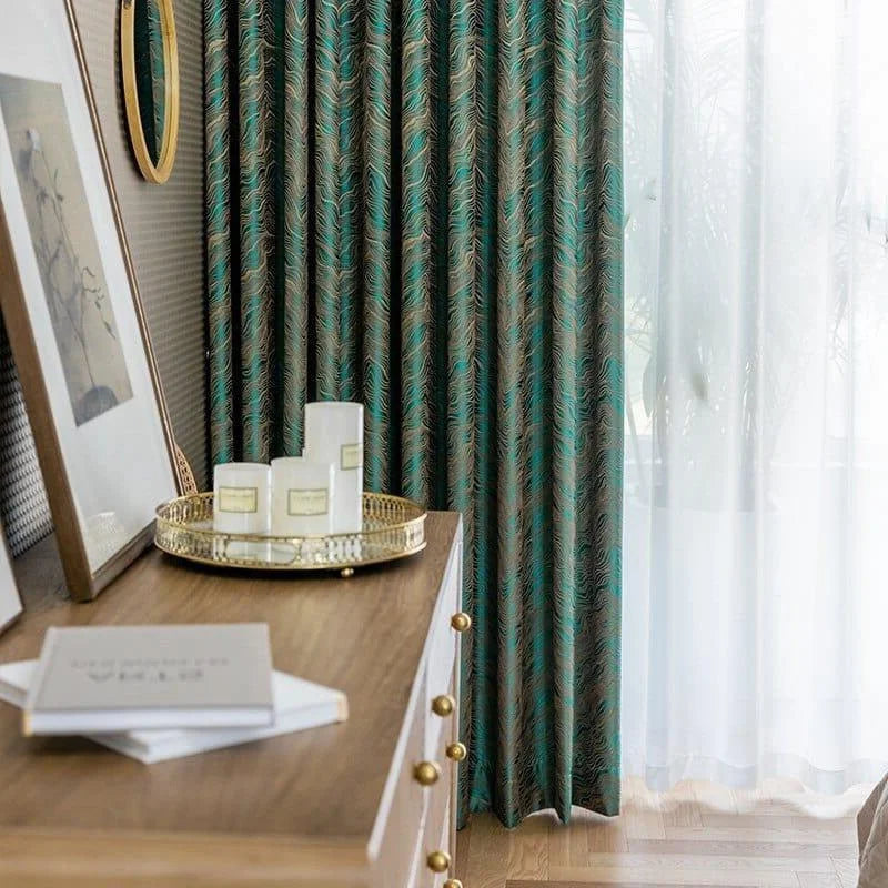 Rideaux élégants avec motif vert et or, apportant une touche de sophistication à votre intérieur. Idéal pour ajouter de l'élégance et du style à votre salon ou chambre. Conçu pour s'intégrer harmonieusement dans une décoration moderne ou classique.