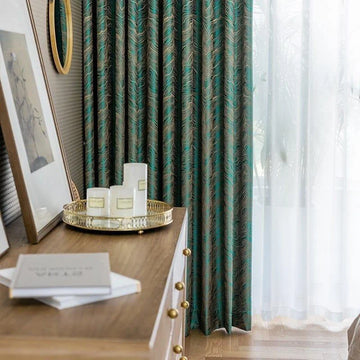 Rideaux élégants avec motif vert et or, apportant une touche de sophistication à votre intérieur. Idéal pour ajouter de l'élégance et du style à votre salon ou chambre. Conçu pour s'intégrer harmonieusement dans une décoration moderne ou classique.