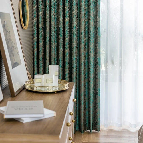 Rideaux élégants avec motif vert et or, apportant une touche de sophistication à votre intérieur. Idéal pour ajouter de l'élégance et du style à votre salon ou chambre. Conçu pour s'intégrer harmonieusement dans une décoration moderne ou classique.